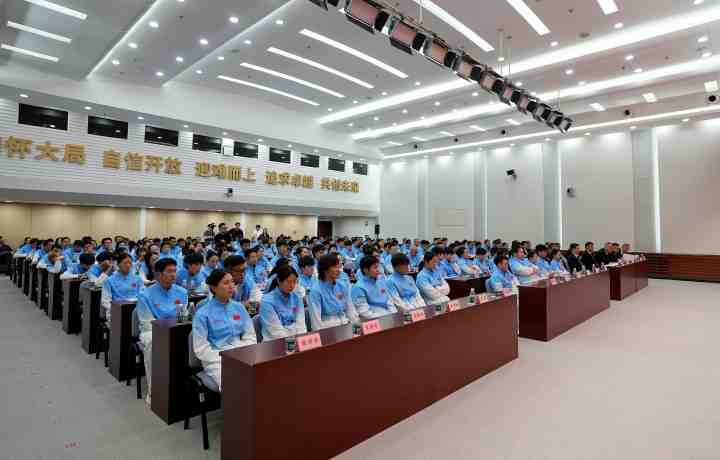 身旁林诗栋!亚运总结大会在北京进行,李昊出席并坐在第一排